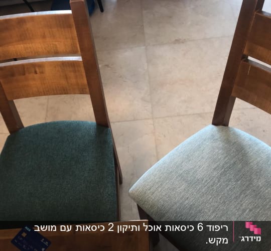 שני כיסאות עם ריפוד בצבעים שונים